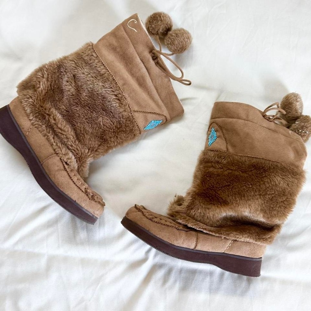 y2k tan faux fur pom pom winter boots size 4